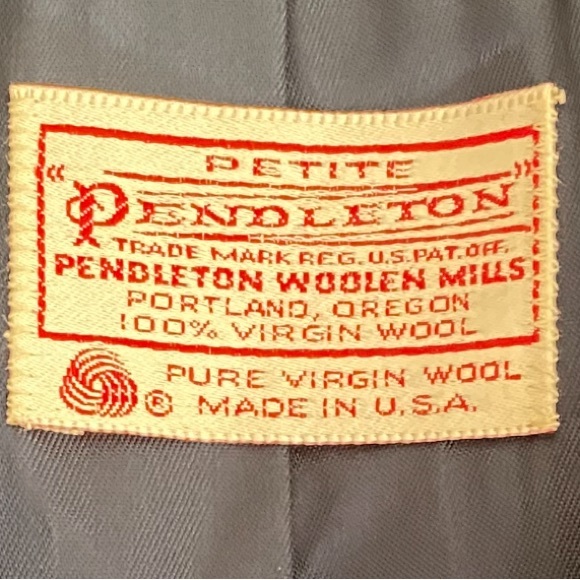 Vintage Pendleton 100% virgin wool navy blazer with gold buttons | petite 8 READ - Picture 6 of 6